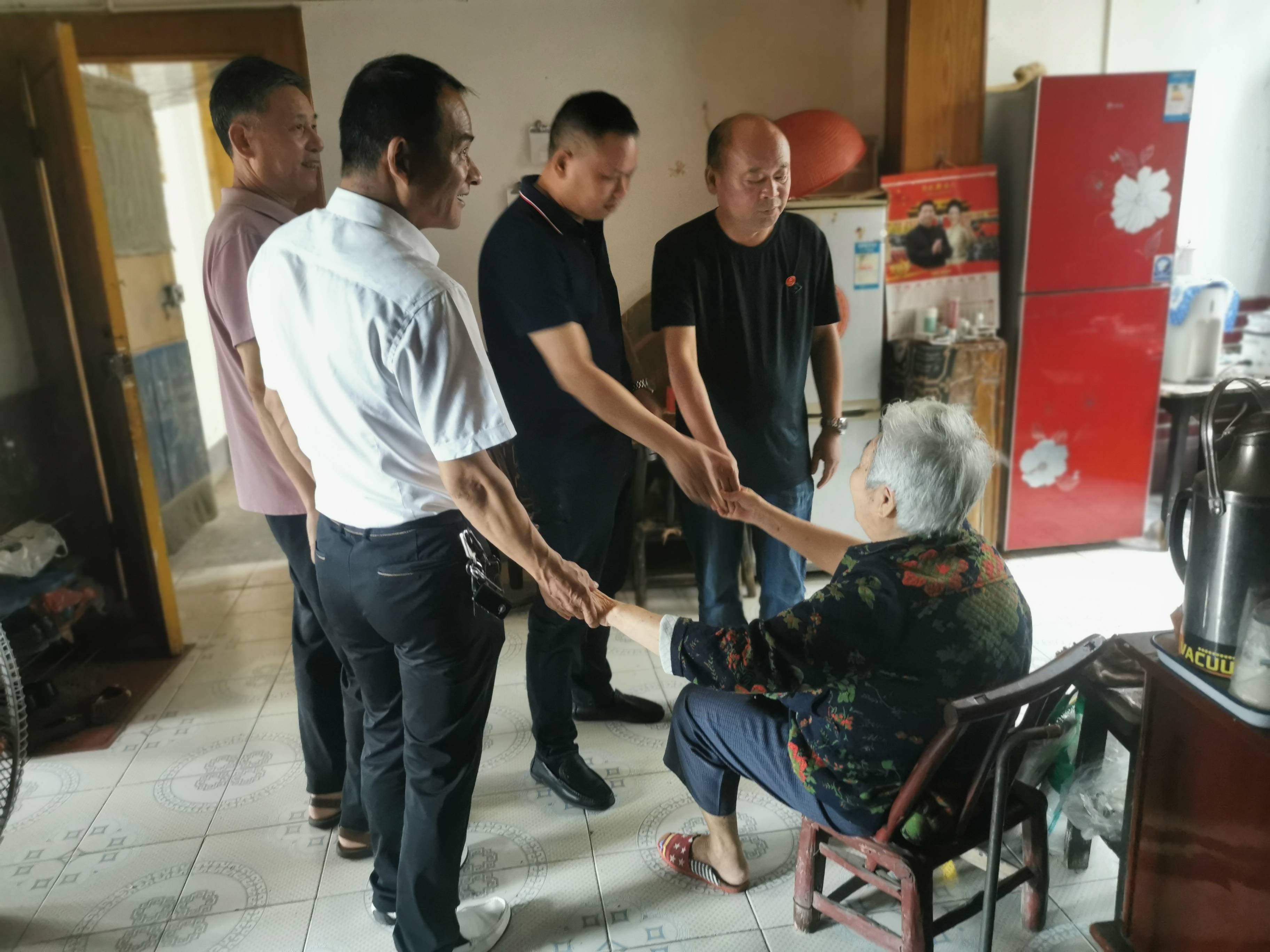 津市市新洲镇中心卫生院开展"七一"慰问党员活动_发展_鲁秉华_生活