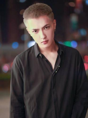 《偶像练习生》开播雄兔扑朔雌兔迷离安能辨我是雄雌_范丞丞_蔡徐坤