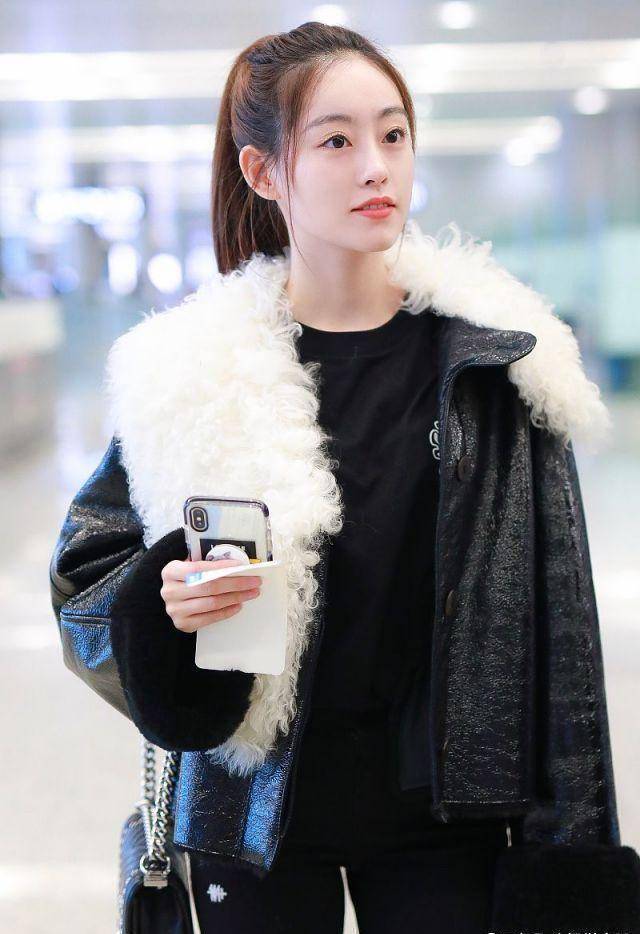 祝绪丹穿黑色皮衣配牛仔裤走机场,高马尾辫时尚洋气,开心比耶!