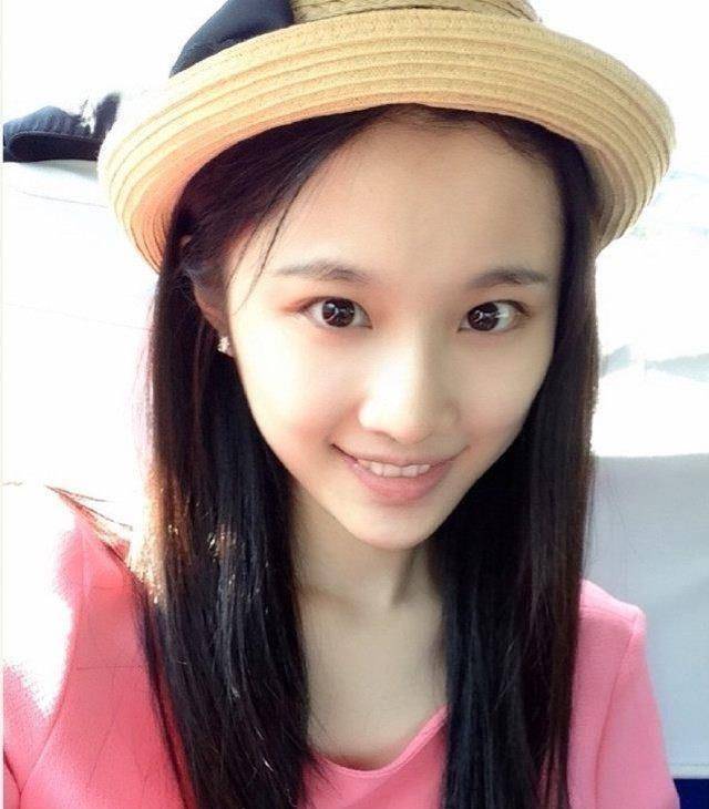 刚出道的张慧雯,扎起辫子似儿童,惦念在校园时期的自己_专业_草帽