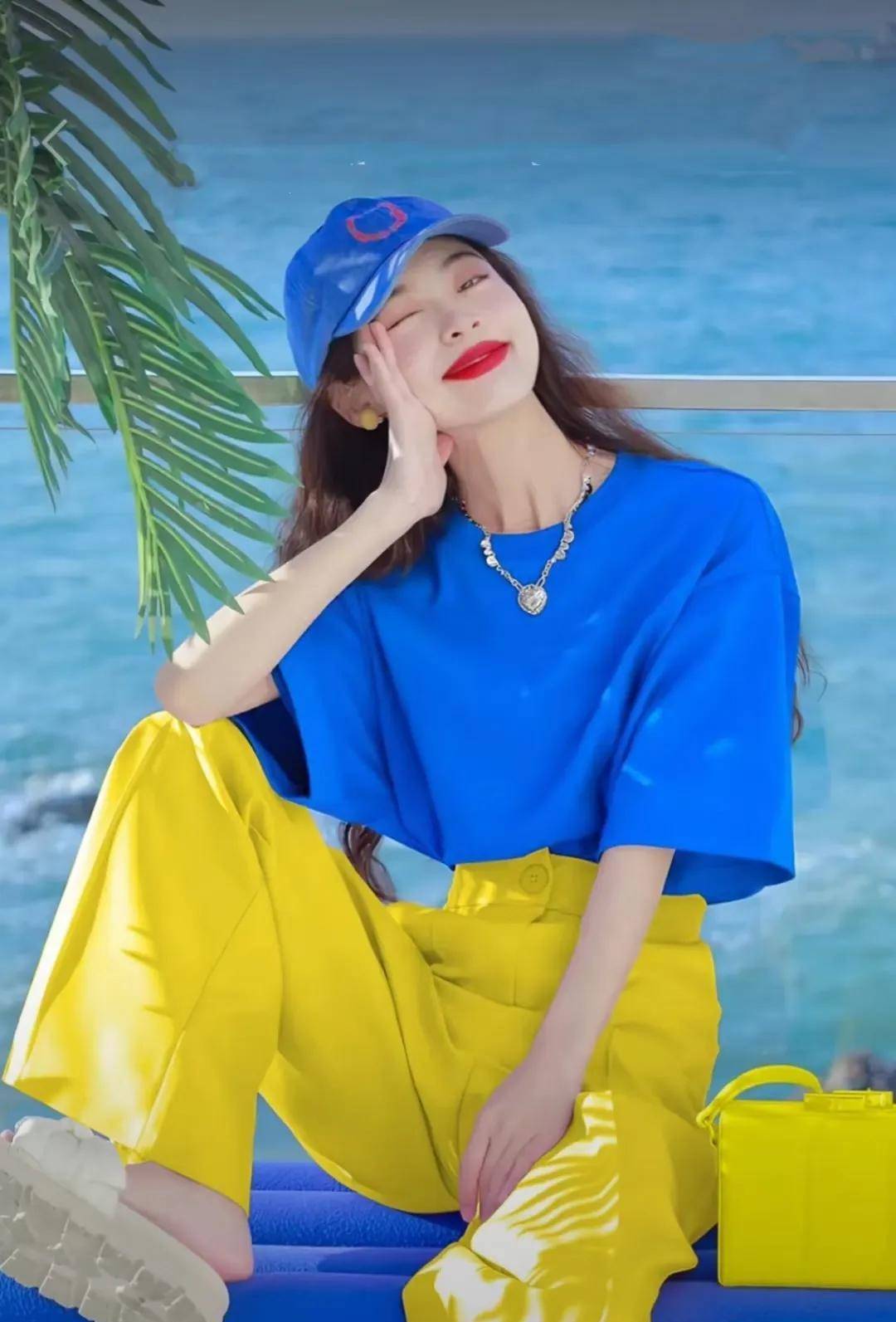 为暗蓝色注入新鲜力量带有冷蓝色浅柠檬黄比较适合衣服比较暖和,比较