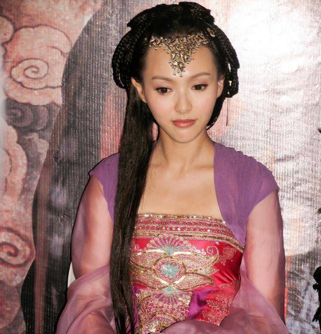 《仙剑3》十年前发布会老照片,胡歌左拥刘诗诗右拥杨幂,笑得超甜_唐嫣