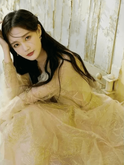 李一桐飞机上不雅行为惹争议,被网友骂上热搜,人民日报曾怒批_赵丽颖