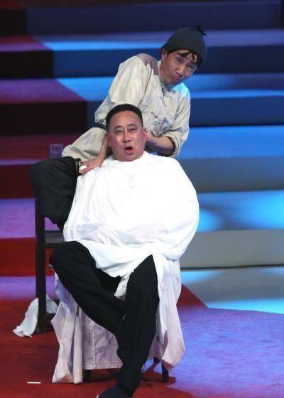 曾是体育教师,现任妻子比女儿还小,为演角色去特殊学校体验生活_问题