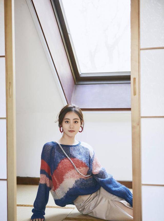 祝绪丹穿黑色皮衣配牛仔裤走机场,高马尾辫时尚洋气,开心比耶!