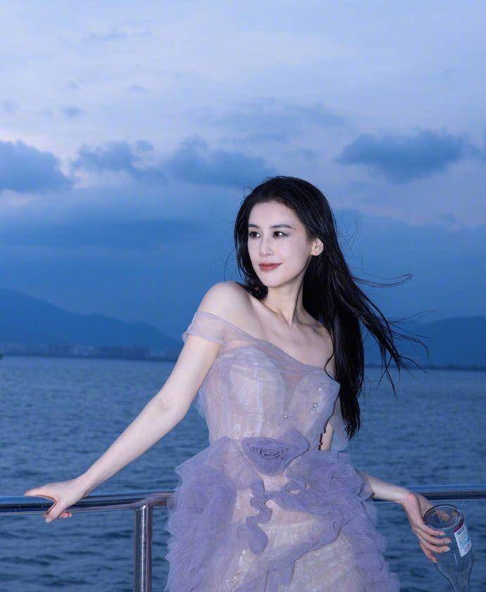 黄圣依的海边照优雅明快,身穿粉色纱裙清纯可爱_照片_魅力_自然
