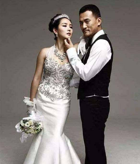 之后何洁邂逅了本人的第一任丈夫赫子铭.