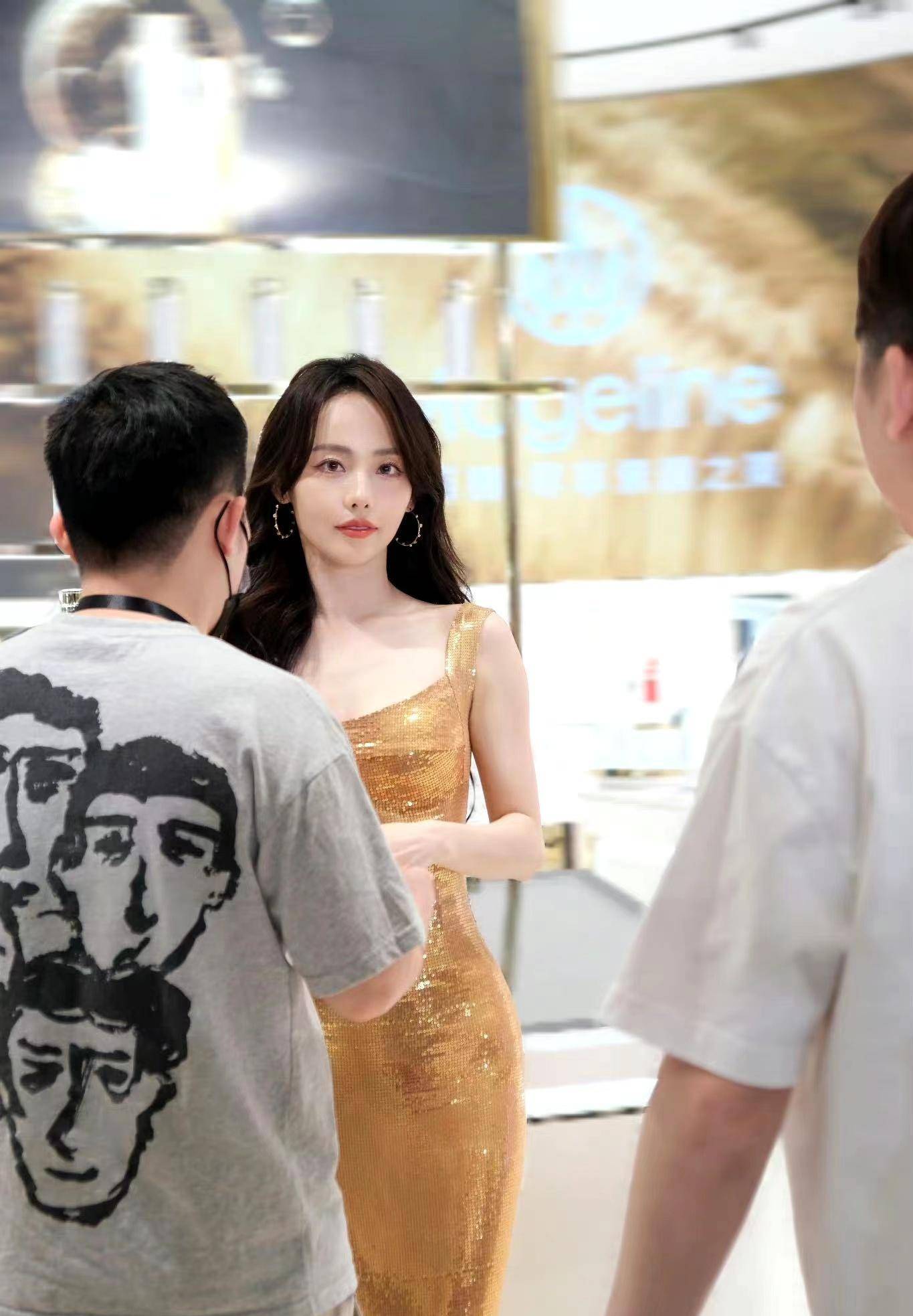 张嘉倪身穿镀金亮片鱼尾裙出席活动,优雅贵气!_身材_气质_金色