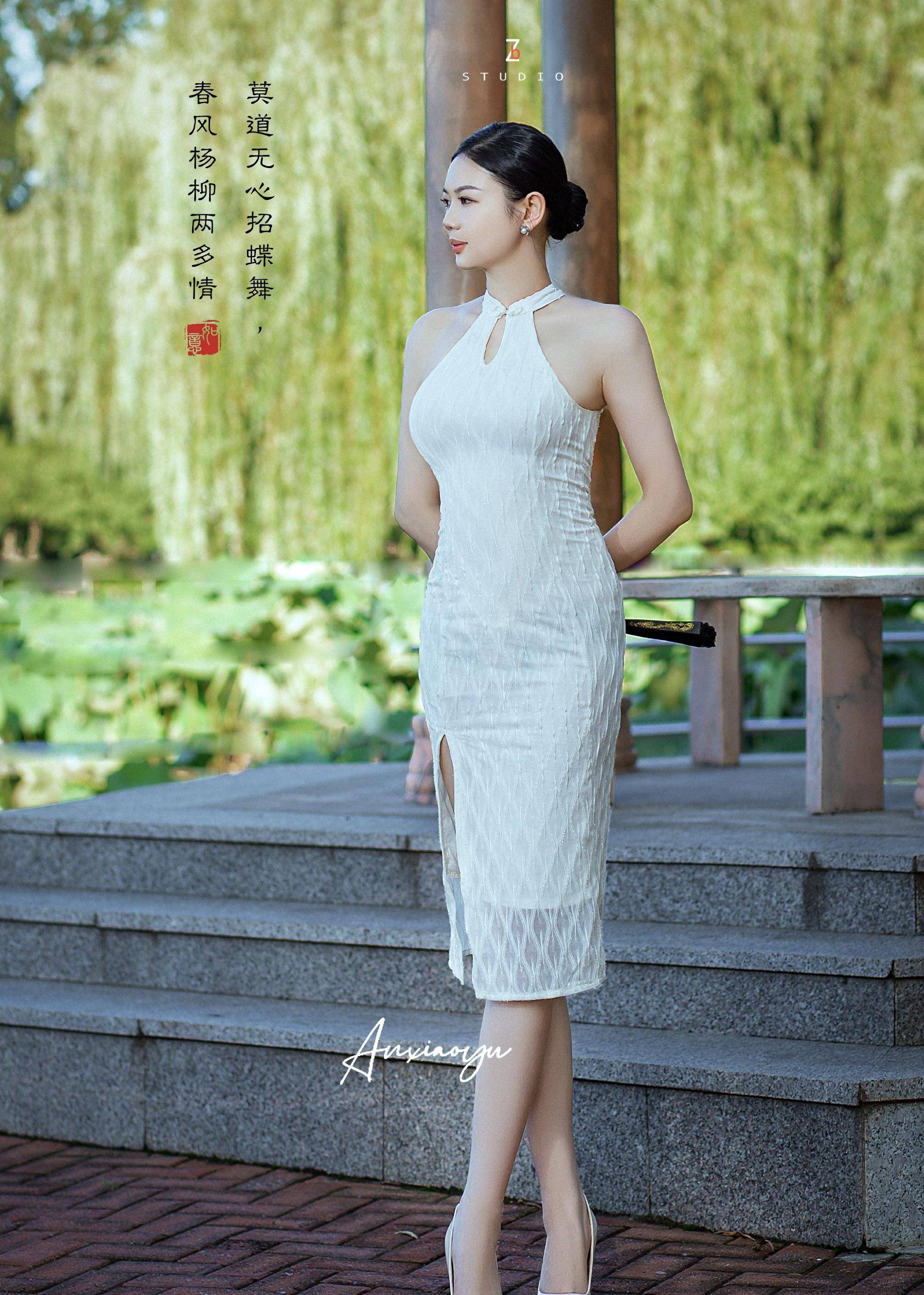 旗袍女神安晓雨晒出一张她身穿白色旗袍微笑回眸,笑得满心爱意的照片