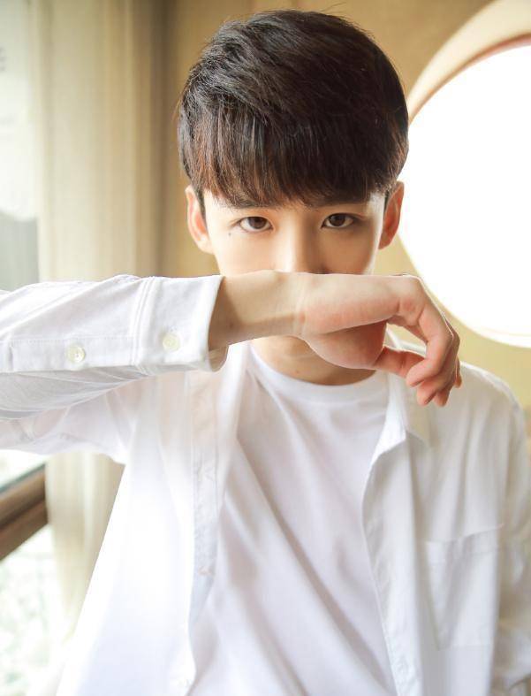 泪痣男孩白敬亭,简约穿搭成为全场最帅boy,不舍得移开眼了_潮流_黑色