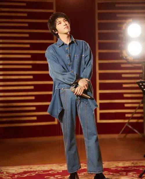 华晨宇晋升"新手爸爸"后变化不大,牛仔服满满少年感_衣品上_明星_发型