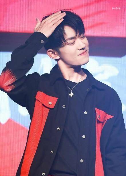 胡先煦公布恋情,网友担忧易烊千玺恋爱,却心疼彭昱畅没接到吻戏_女友