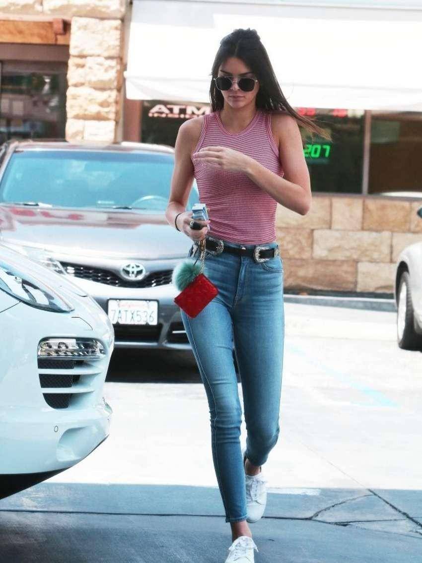 肯德尔·詹纳紧身牛仔裤街拍