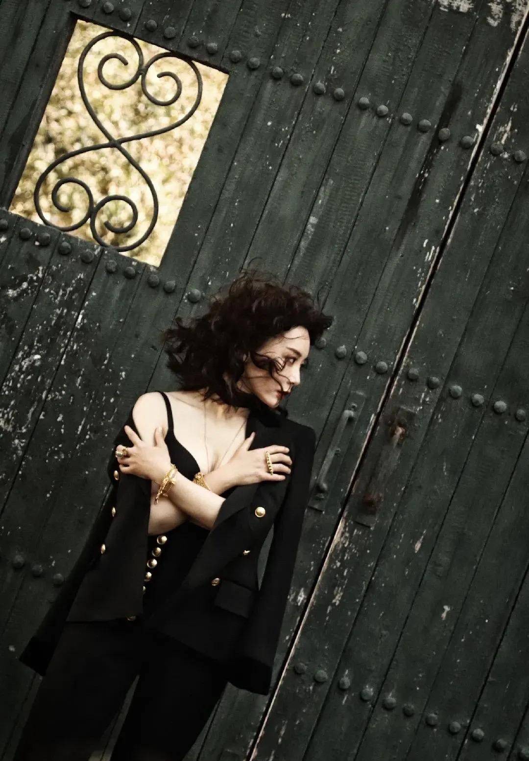 原来陈数这么"狂野",穿黑色内衣拍写真,穿外套又酷又美!