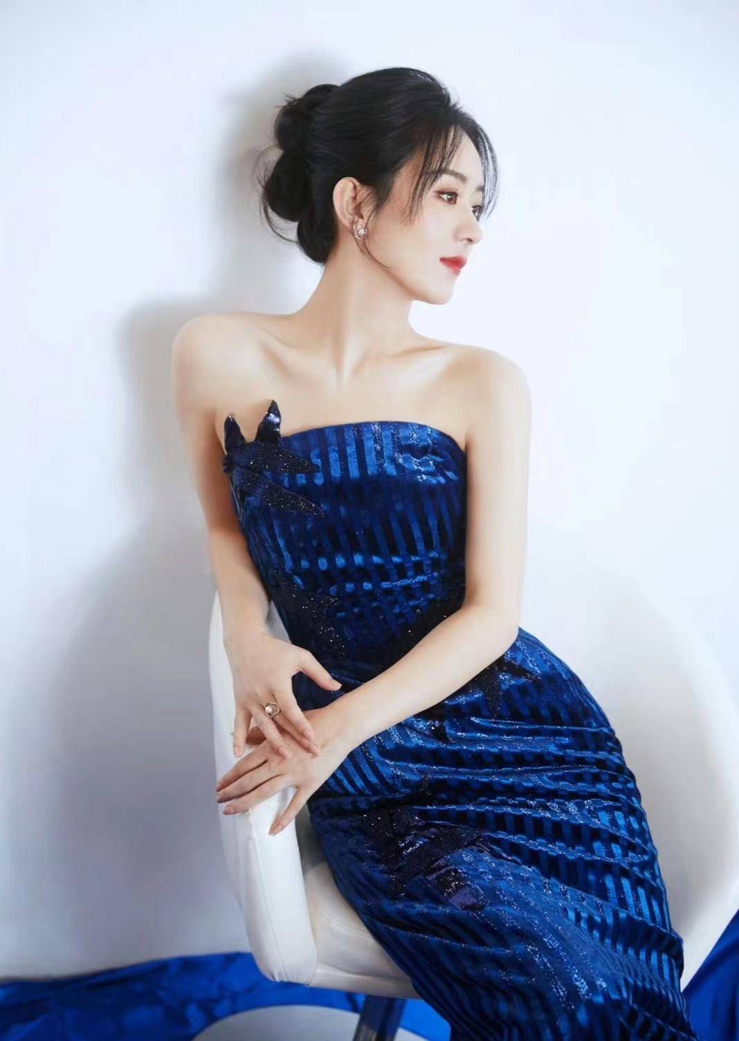 姚敏身穿宝蓝色拖地长裙拍摄,优雅又时尚_赵丽颖_条纹_的设计