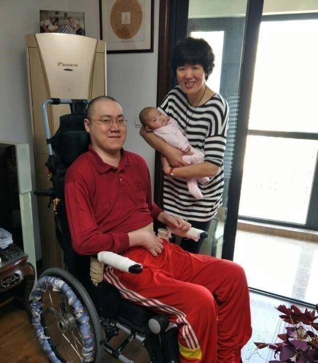 此番再到上海,郎平和爱人王育成又去看望汤淼,她像大姐姐一样鼓励汤淼