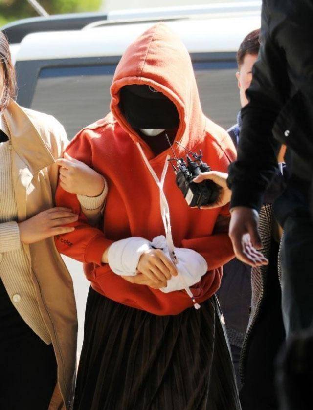 旧爱涉毒被拘留后朴有天现身警局,面容消瘦黑眼圈明显_黄荷娜_回应