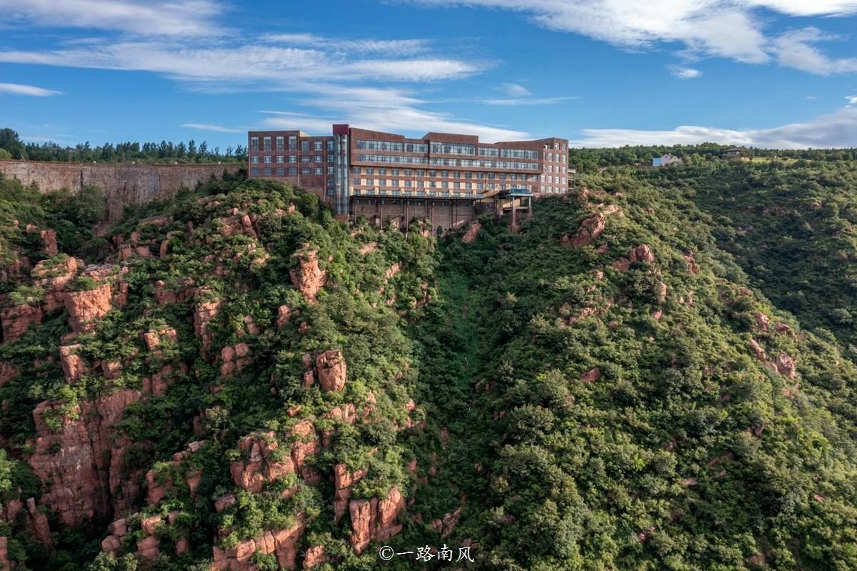 郑州非常特别的悬崖酒店,依附在悬崖峭壁,看起来险,但风光极佳
