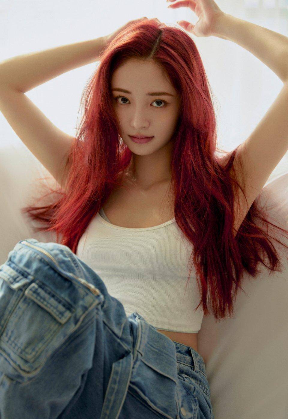 女演员周洁琼晒出身穿黑白裙子的照片,露出白色肚脐;黑腰露美背_穿着_