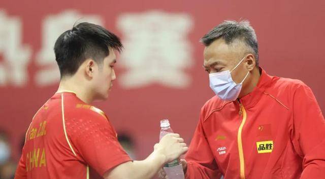 功勋教练秦志戬坐镇场外!