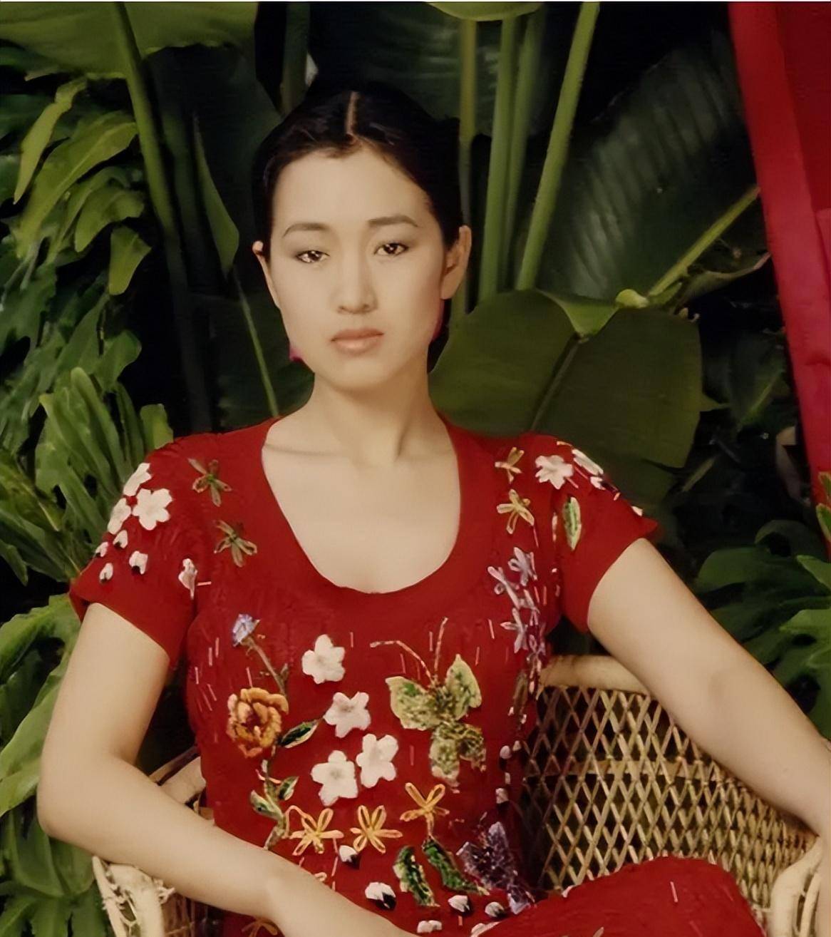 巩俐美貌丝毫不受年龄限制,30年前写真穿碎花裙,穿紧身款显身材_大