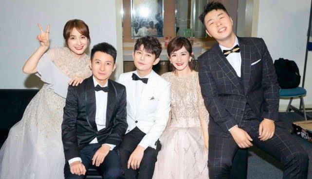 张杰谢娜女儿抓周,何炅透露在场嘉宾集体泪崩,网友:肯定有话筒_跳跳