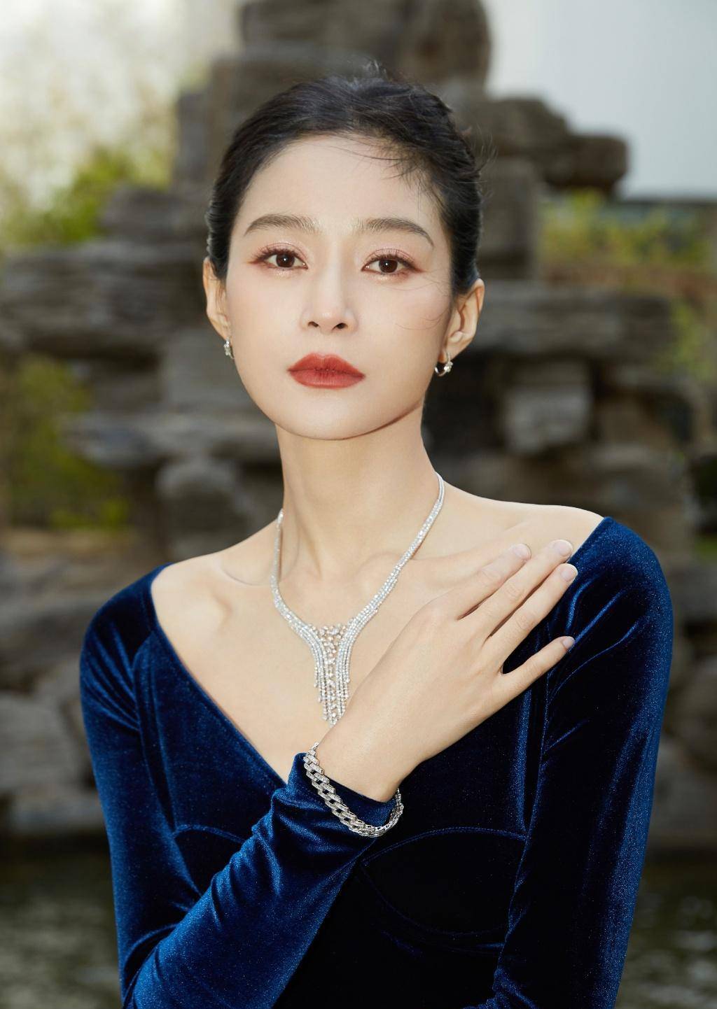 原来这是王媛可参加某活动时穿的晚礼服.