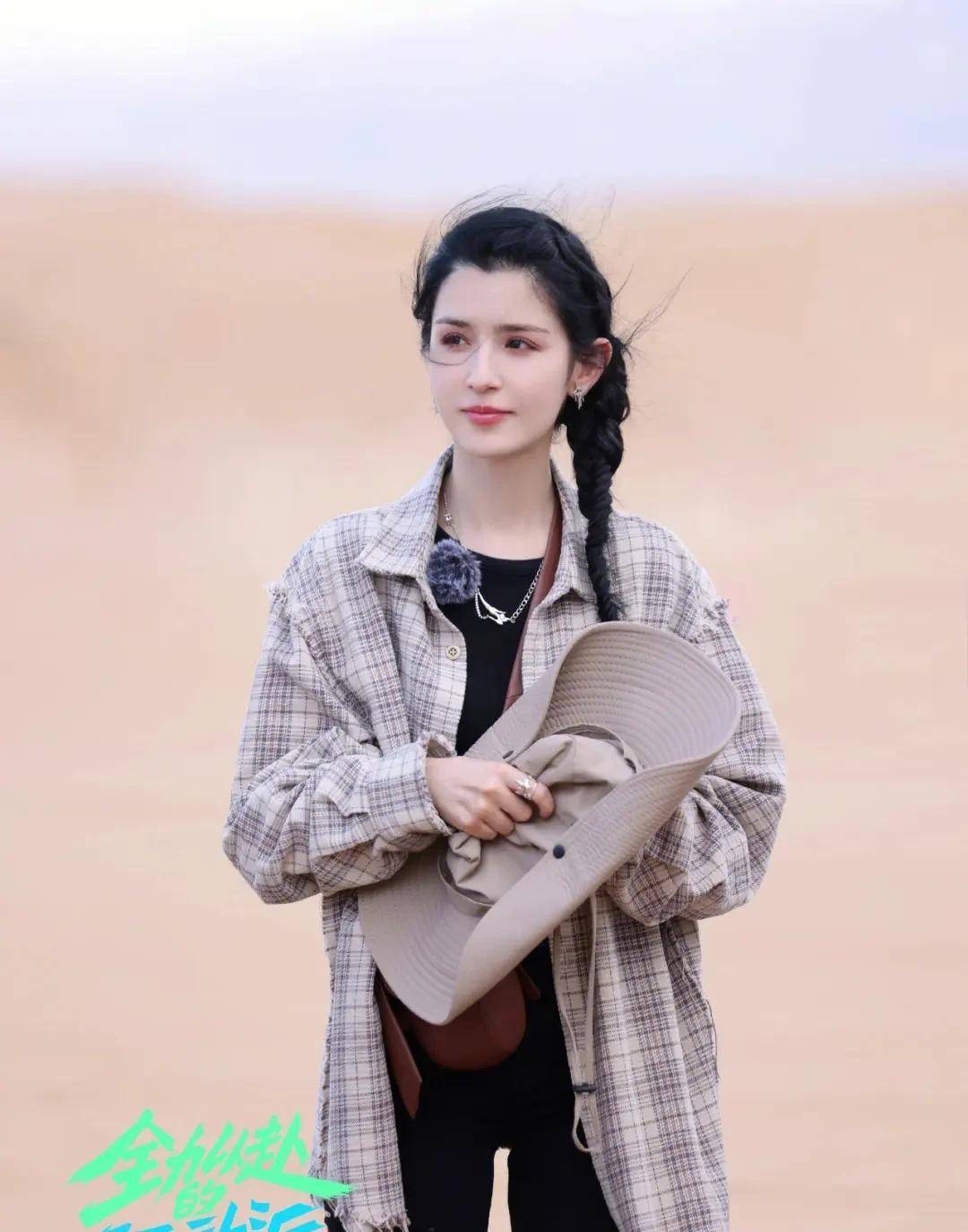 哈尼克孜写真大热精致的异国脸庞甜美的笑容好漂亮