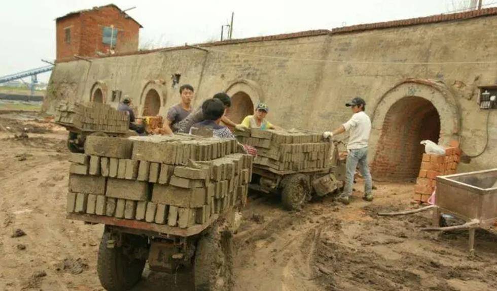 大学生被包工头抓进黑砖厂打工,失踪20年,归来时已成智障_孟宸_砖窑