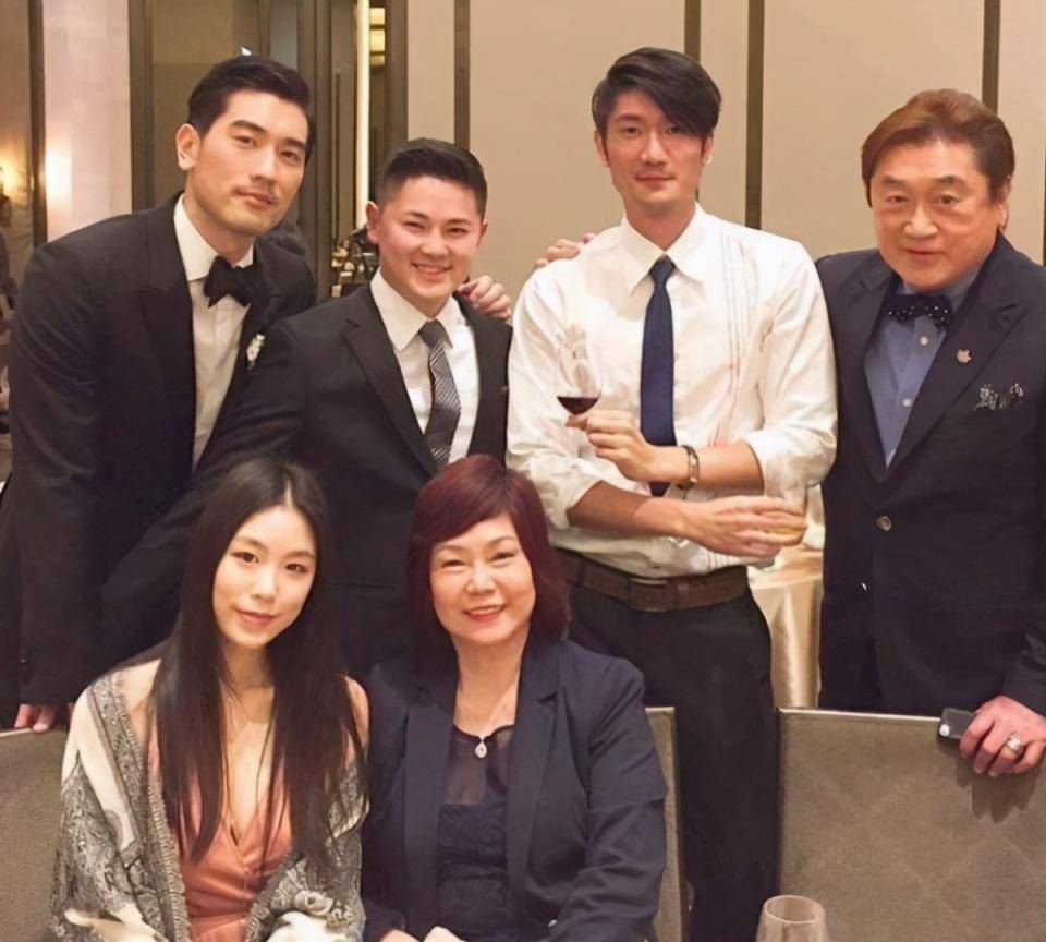 高以翔离世2年半,bella和外籍男士出海游玩,生活已经彻底改变_时间