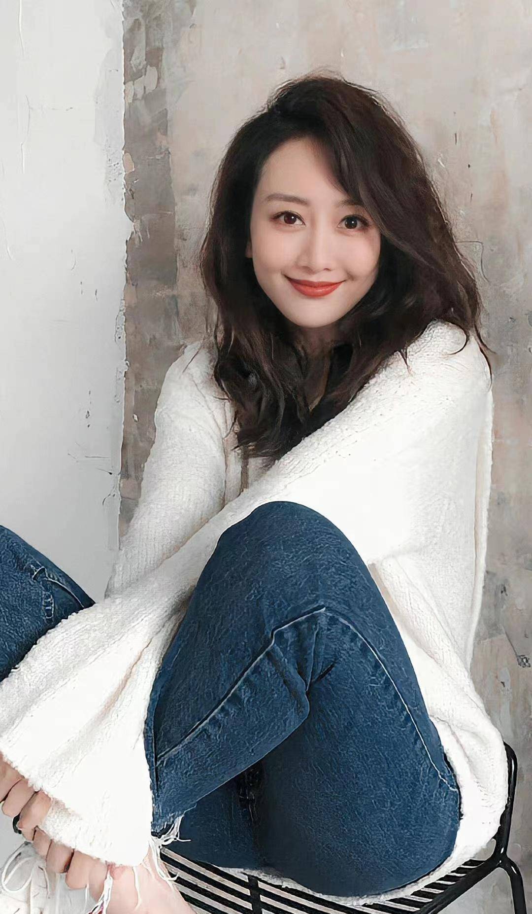 王鸥身穿白色卫衣搭配深蓝色修身牛仔裤,知性优雅又减龄_时尚女孩_版