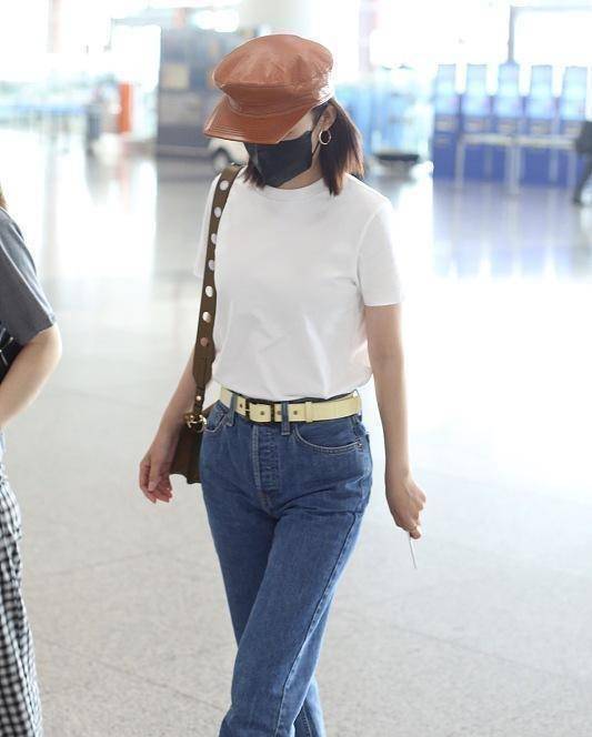李沁现身机场,头戴驼色报童帽搭配白t恤 牛仔裤,时尚又优雅_白色_裤子