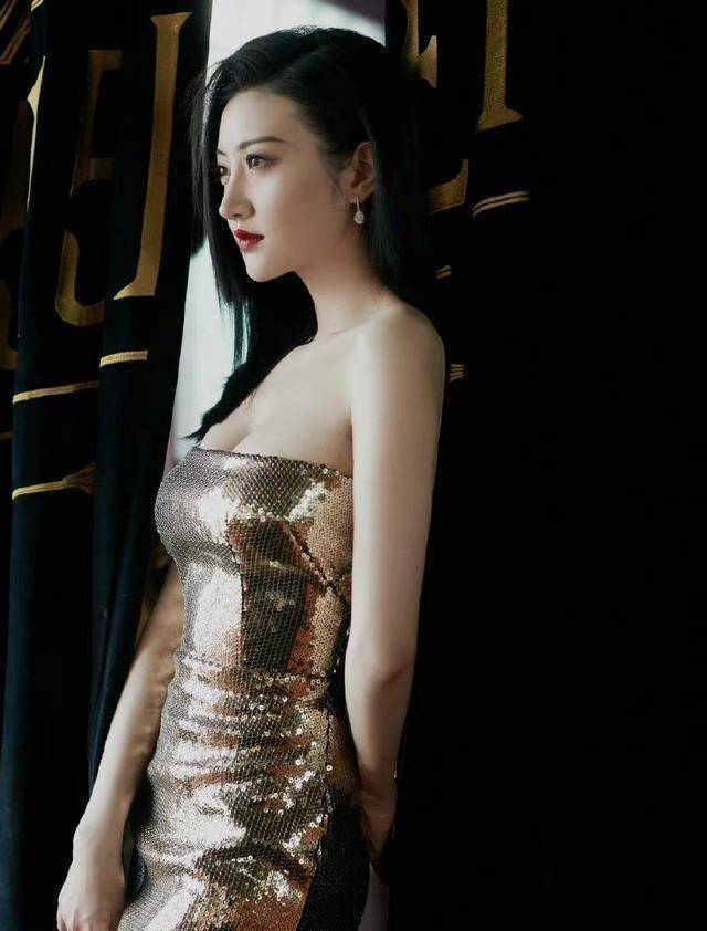 景甜的金色礼服让我惊叹不已,感觉棒极了!_款式_身材_丰盈