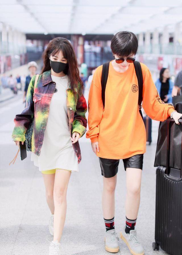 李菲儿李斯丹妮机场偶遇,同穿短裤一个甜一个酷,携手时髦又养眼_运动