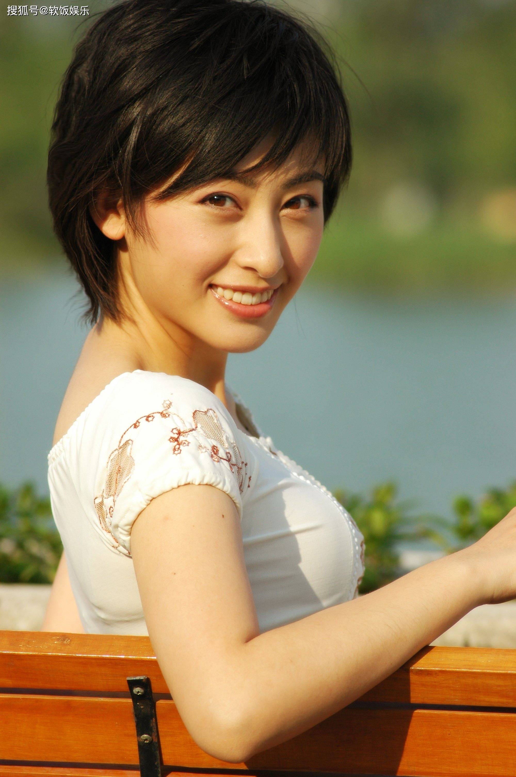 64岁港星李子雄定居河北小县城娶小23岁内地女星女方身材姣好
