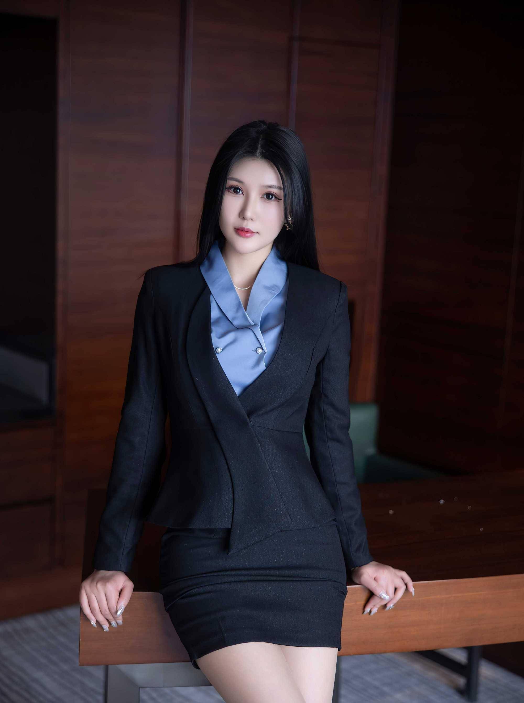 一张包臀裙制服的职场美女写真