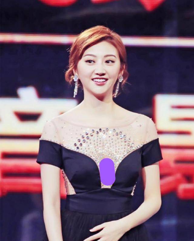 景甜人美就是自信,穿深v礼服出镜,微胖身材配红发hold全场_健身_运动