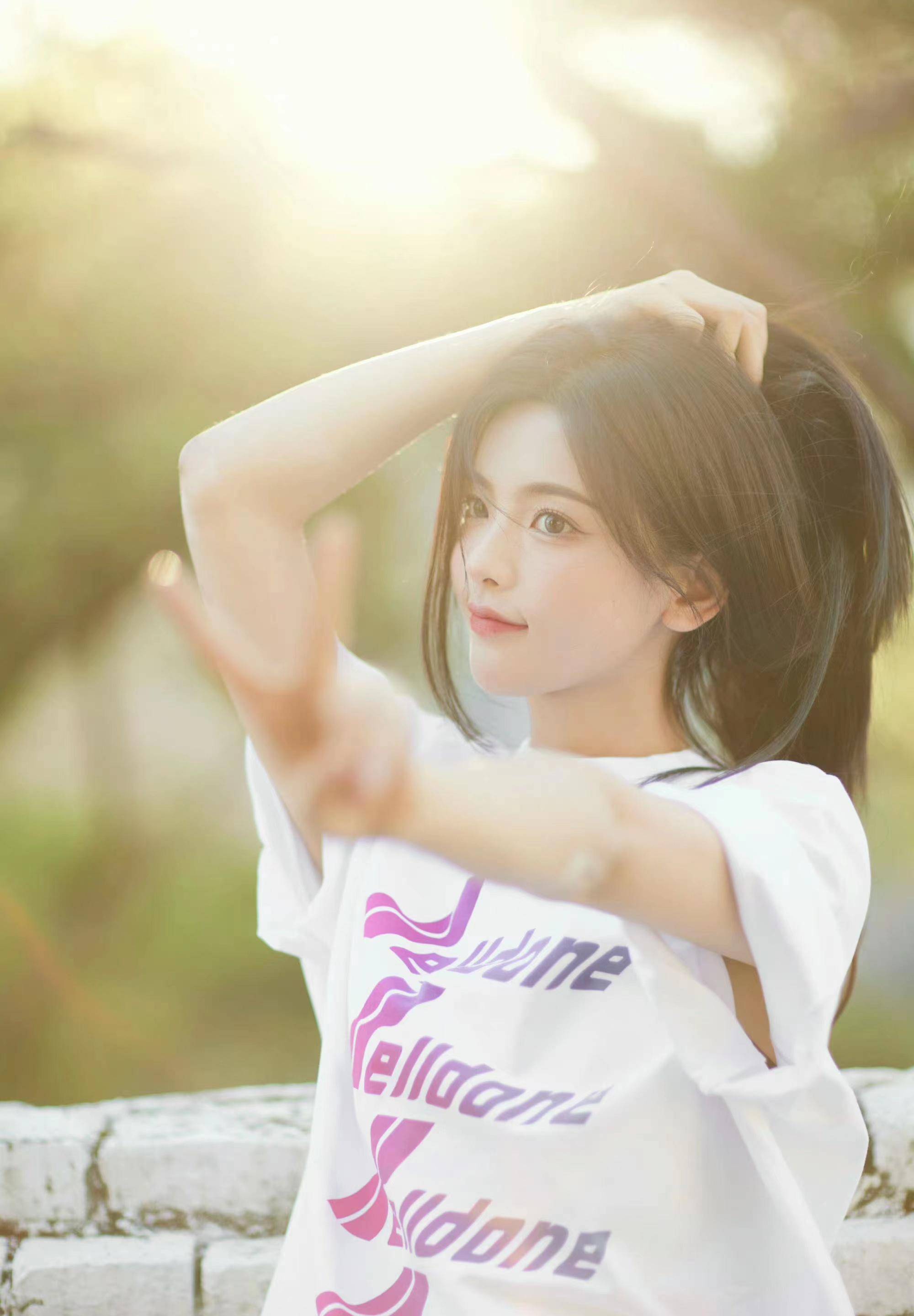 杨超越学院风写真,白衬衫搭配针织背心,干净又可爱