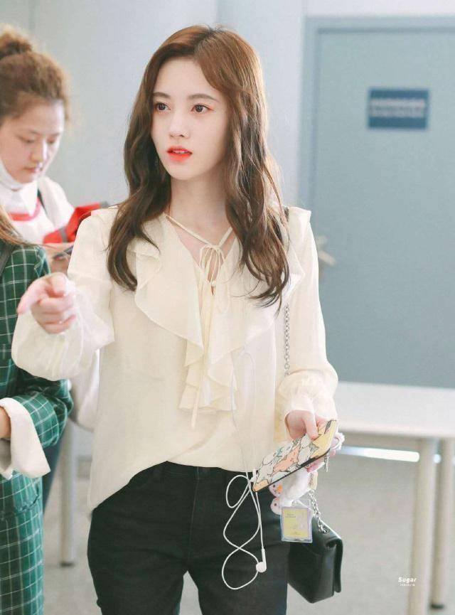 鞠婧祎现身机场化身鞠大头,身穿白莲花上衣,头身比例太不协调_颜色