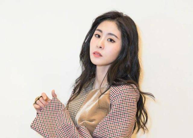 而同一时期,还有华晨宇的大粉爆料,华晨宇曾让张碧晨去把孩子打掉.