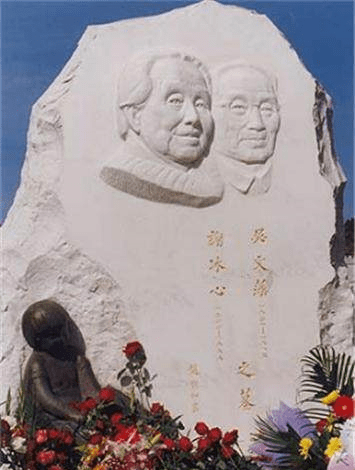 看完林徽因墓,再看冰心墓,她的墓被亲孙涂鸦,令人气愤!