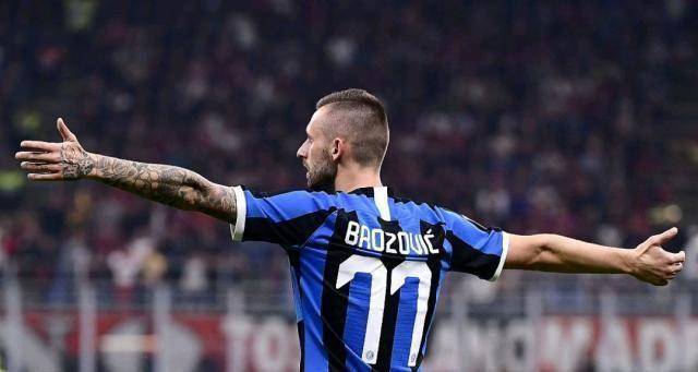 第79分钟,国米半场围攻ac米兰,戈丁中场斜长传左路,巴雷拉迅速传中,小