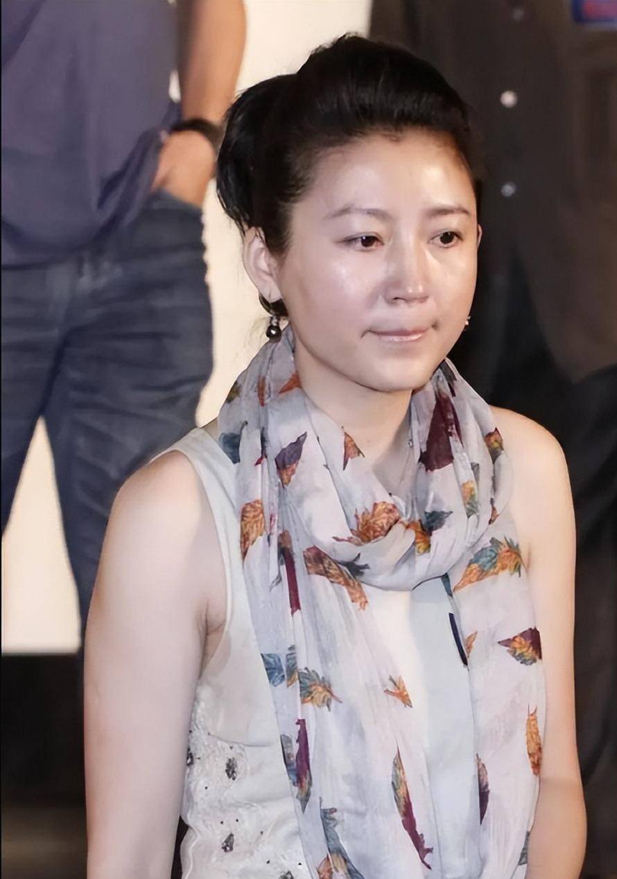 王小丫不化妆完全认不出,纯素颜瞬间老好几岁,穿印花裙秒变大妈_裙子