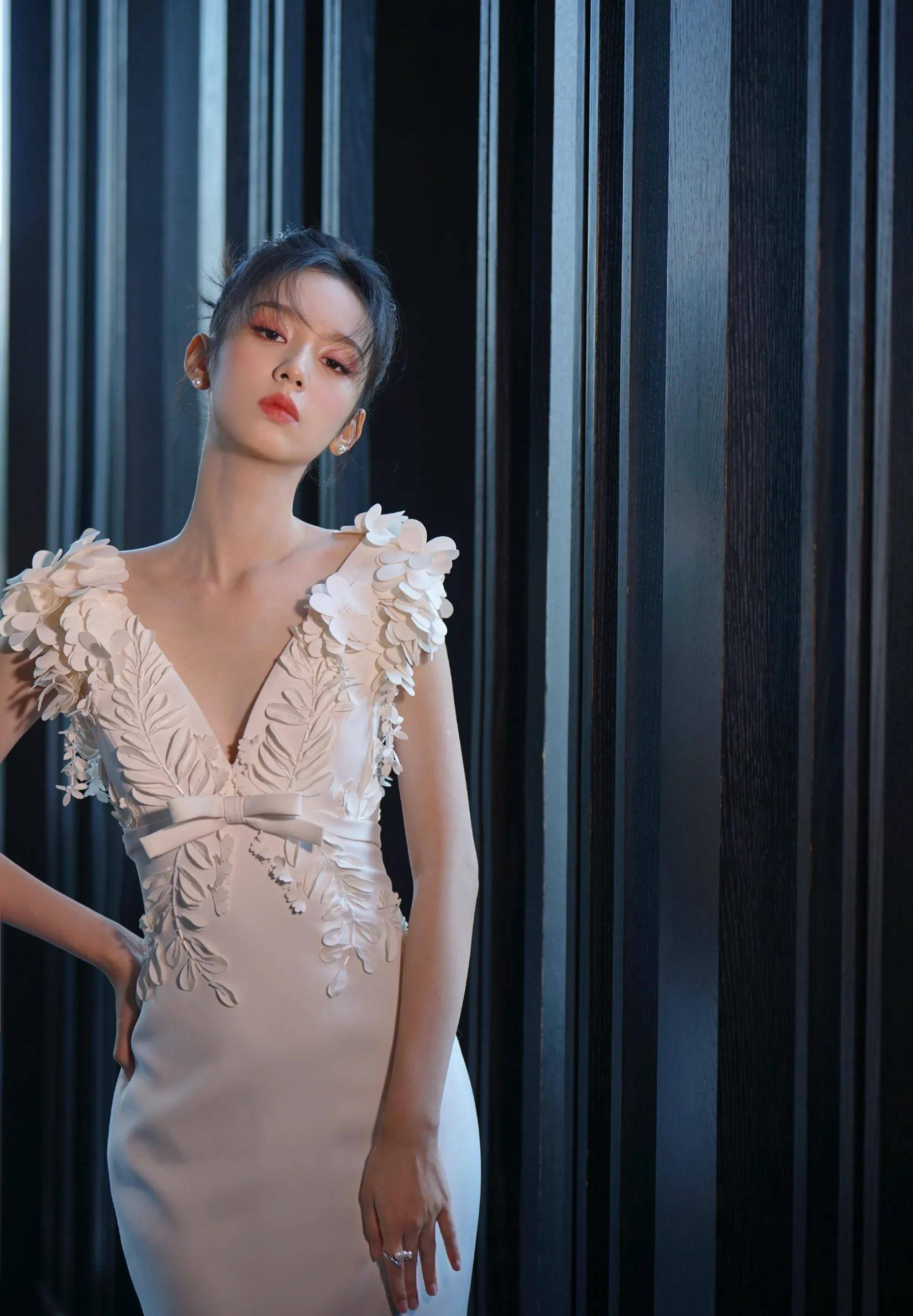 95小花颜知拍最美周也活动,活泼灵动美丽迷人_白色_品牌_锁骨