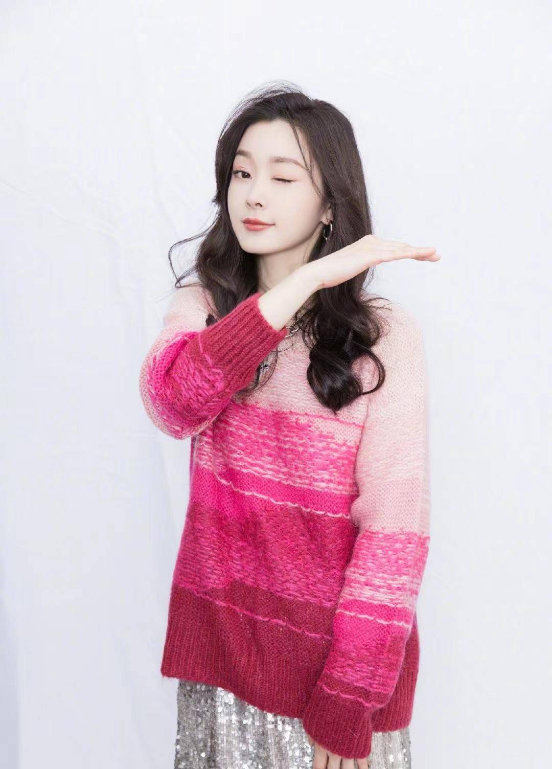 宋轶身穿红色渐变毛衣写真,搭配亮片裙摆姿势,时尚俏皮_身材_裙子