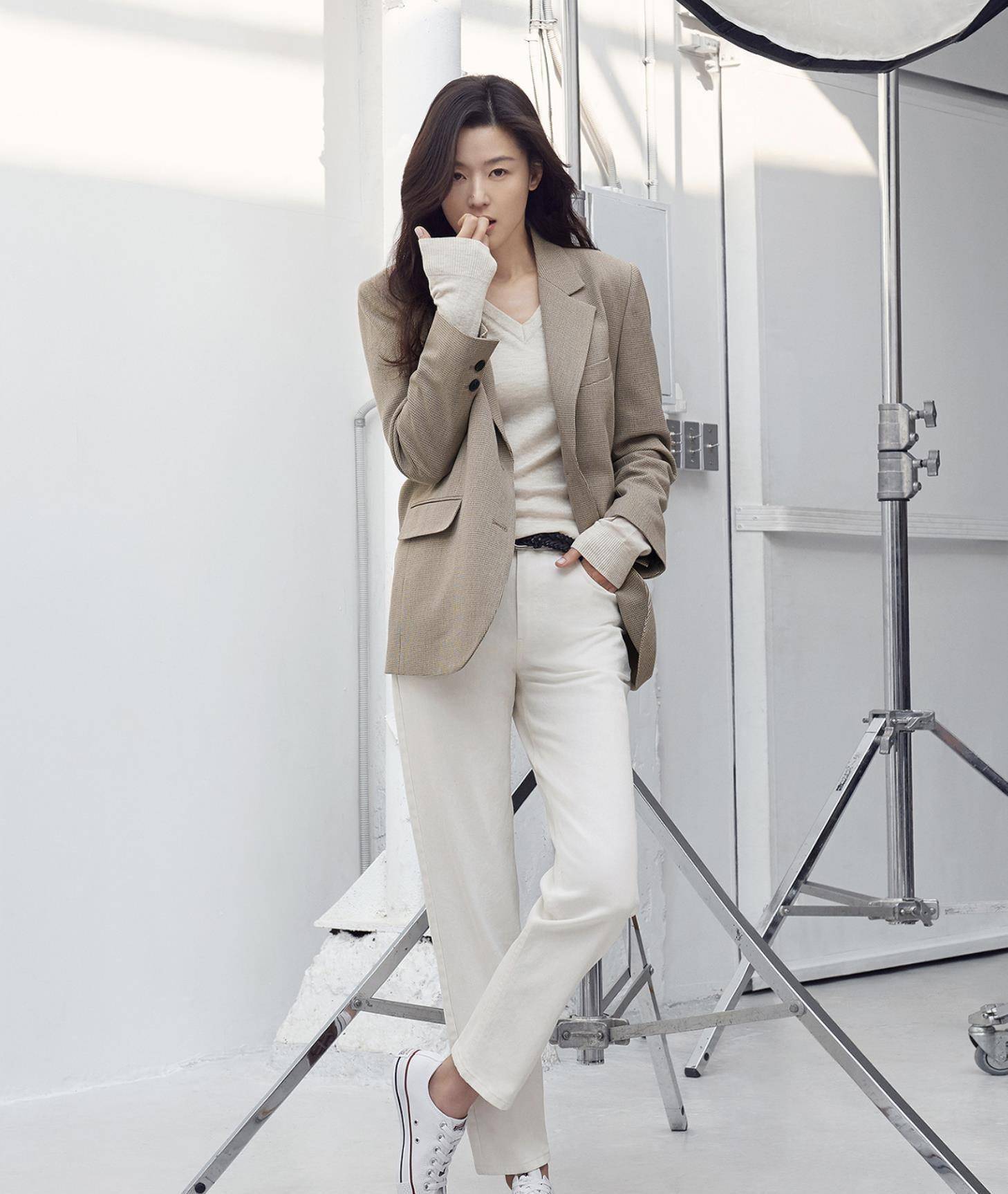 全智贤亮相时装周惊艳全场!早春女神减龄5大_外套_参考_层次感