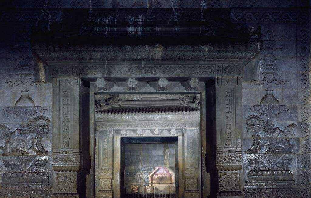 考古队发掘皇陵,挖到第三道墓门背后有乾隆棺椁挡道,怎么回事?