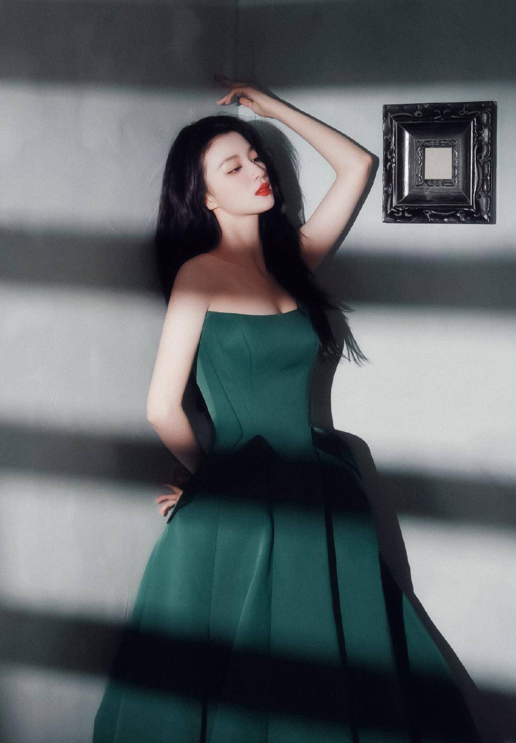 身高1.72米的王楚然对长裙的驾驭能力很强,身材窈窕,曼妙.