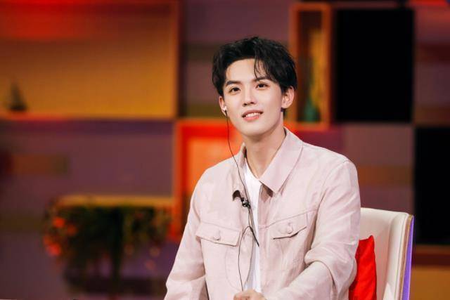 周峻纬英年早婚的宝藏男孩,给自己老婆足够的安全感,网友:羡慕_明星