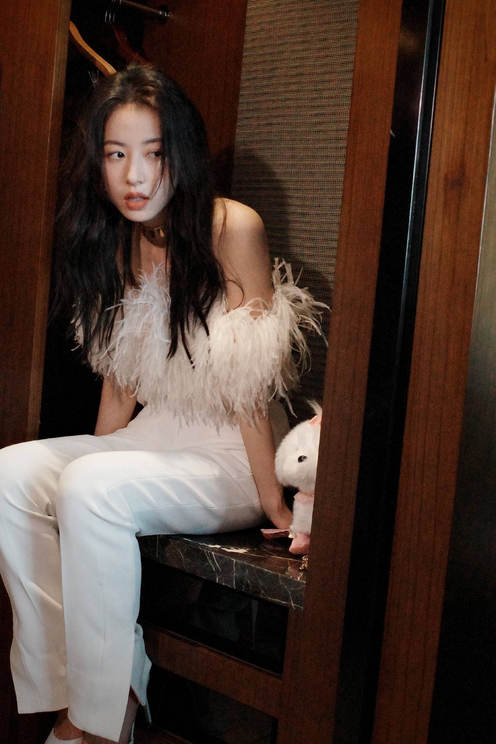 周雨彤白色绒毛装优雅时尚写真_造型_高跟鞋_黑色